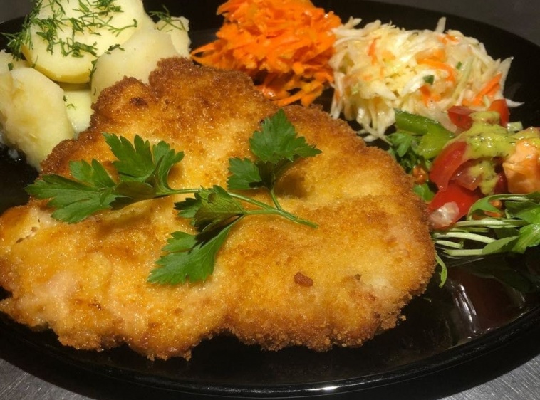 Bistro Ratusz - Comfort Food Dining Kotlet schabowy domowy