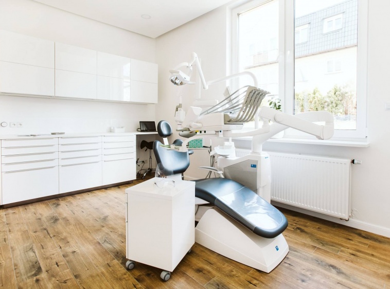 Warsaw Dental Academy - Stomatologia Estetyczna i Implantolgia 